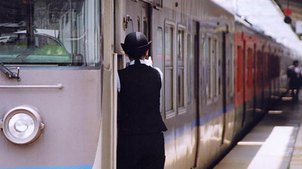 東海道本線 １１３系の女性車掌 山科駅